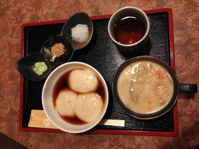 右の白いものはセットの豚汁_お餅と日本茶の喫茶 月光