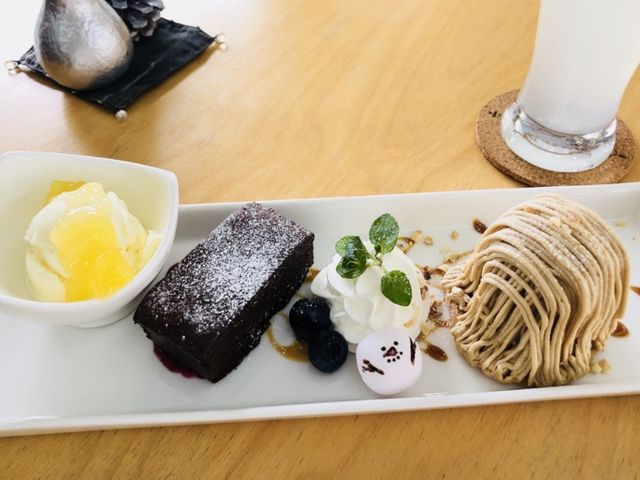 よくばりスイーツ \750
ゆずスカッシュ \450_水辺のカフェテラス