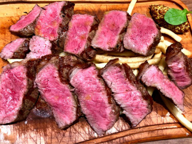 若姫牛のサーロインステーキ300g 1680円_俺のイタリアン TOKYO