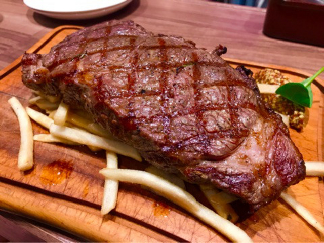若姫牛のサーロインステーキ300g 1680円_俺のイタリアン TOKYO