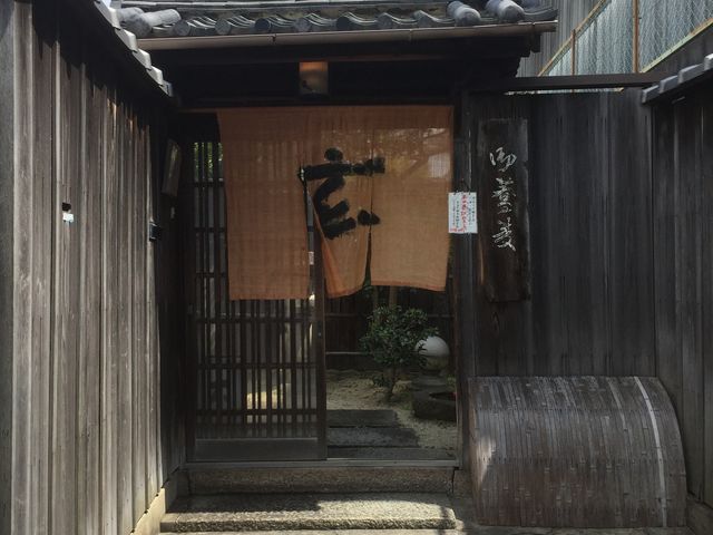 ひっそりとした路地裏にあります。この日もすでに満席の札が。_玄
