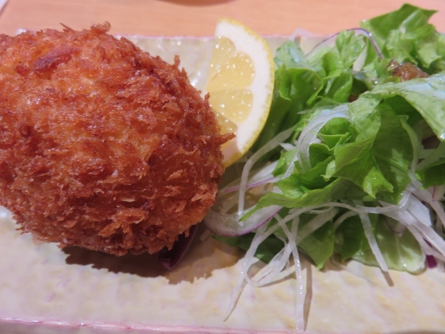 ジャンボカニたっぷりクリームコロッケ_朝市お食事処山三道下商店
