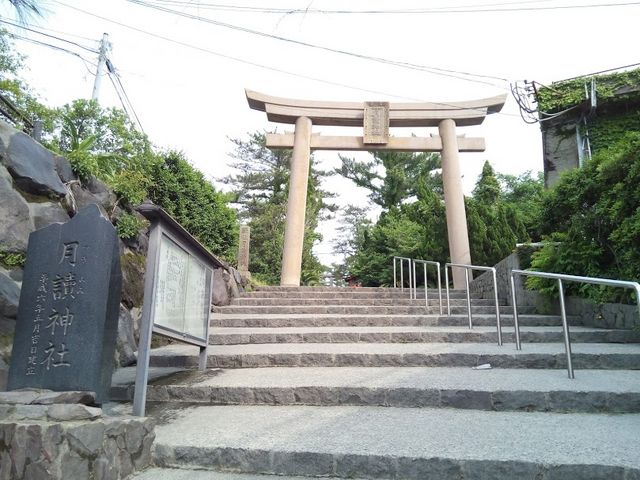 歩いているとすぐ目に入ってくる鳥居_月讀神社