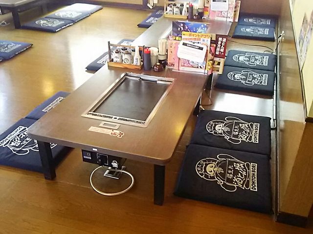 鶴田店のテーブル席_道とん堀 鶴田店