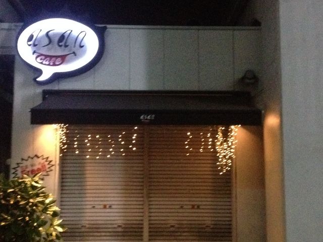 お店はJR高架下にあります。_Cafe Asan