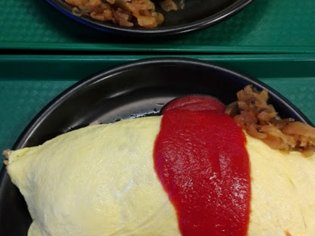 奥のカレーオムライス・・・とってもBIG!!!( ;´∀`)_ラッキーピエロ 昭和店