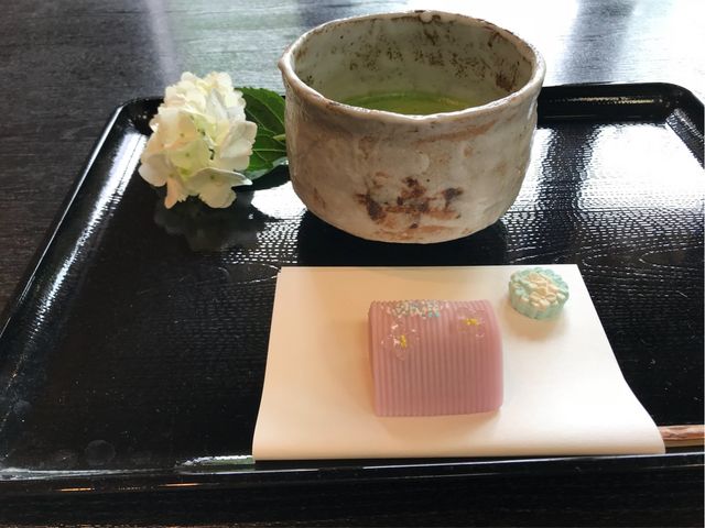 【三日月堂 花仙】紫陽花のねりきりと干菓子。紫陽花の生花がそえられて_三日月堂 花仙