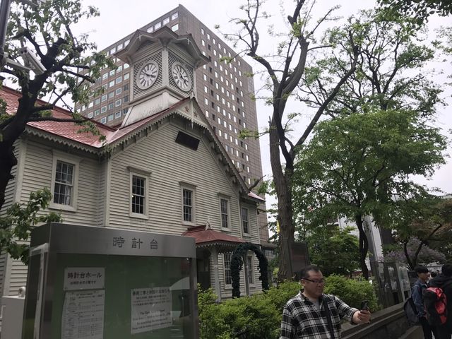天気は曇りでしたが、久々の時計台には
かなりの観光客や修学旅行生達で賑わってました。_札幌