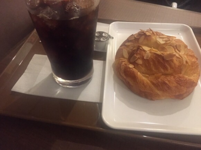 アイスコーヒーとパンです。_サンマルクカフェ神田西口駅前店