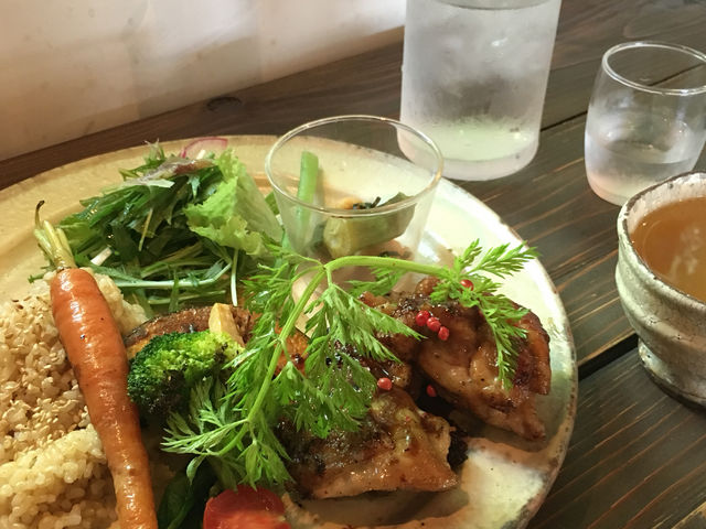 玄米、チキン、お野菜が乗ったワンプレートランチ。_草々徒