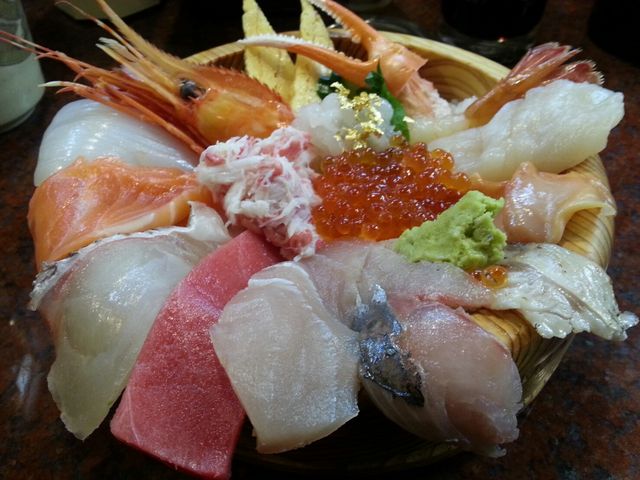 ネタがはみ出た豪華海鮮丼_近江町市場寿し