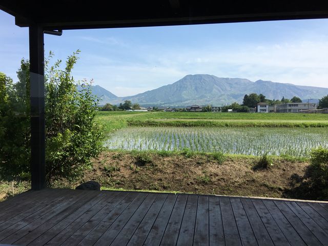大きな窓からは阿蘇五岳が目の前に眺められます。_ひばり工房