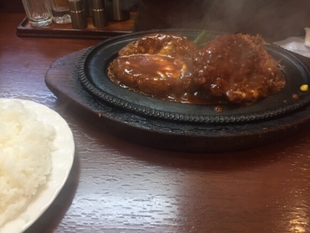 鉄板で出されます。_キッチン谷沢