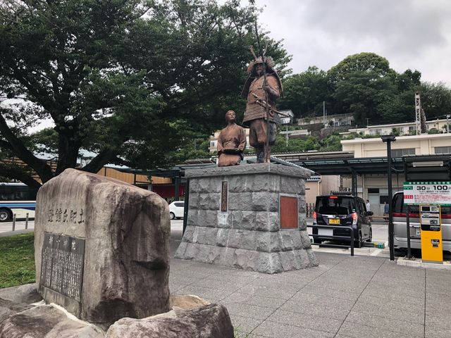 土肥実平と妻の銅像_JR湯河原駅
