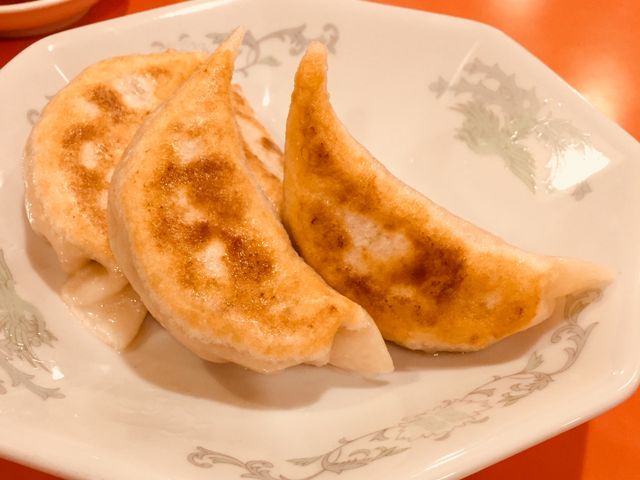 餃子は皮が厚め、餡もギッシリ、ジューシーでボリュームがあります。_香州