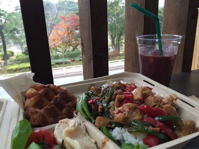 アサイジュースも注文しました。向こうに見えているのは千葉公園の紅葉です。_椿森コムナ