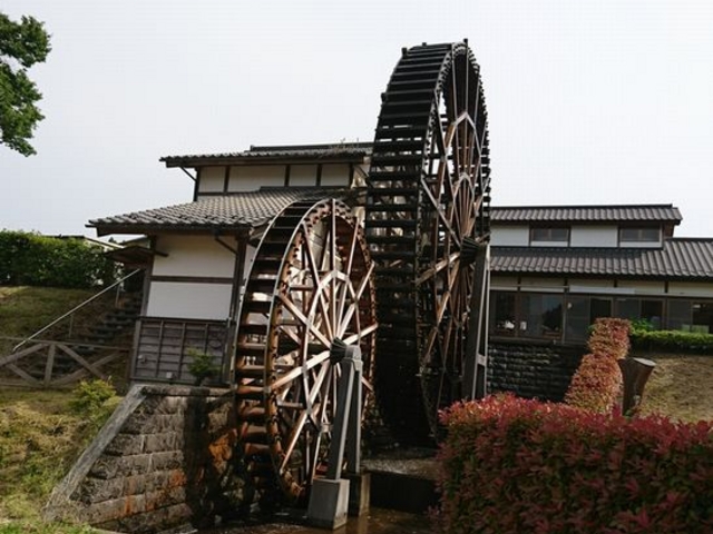 建物の裏手にある水車_道の駅 東山道伊王野