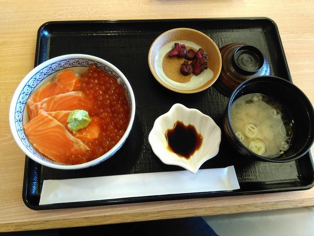 注文した「親子サーモン丼」_女満別空港レストランピリカ