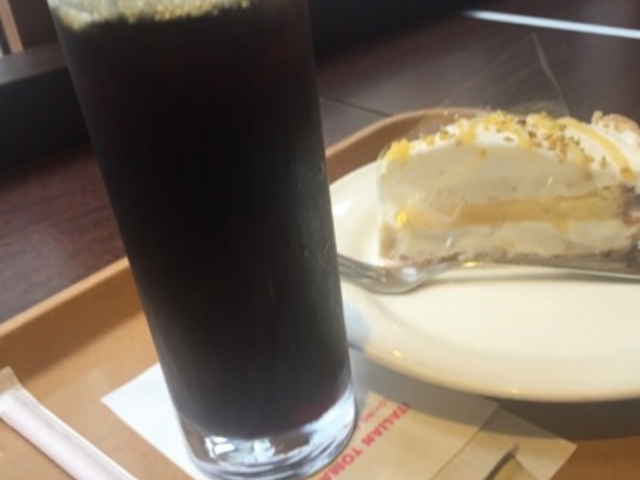 アイスコーヒーとケーキです。_イタリアントマト Cafe Jr(カフェジュニア)