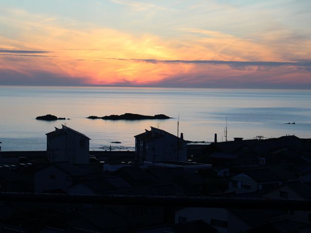 鏡のような波一つない海の夕日でした。_佐渡金山遺跡