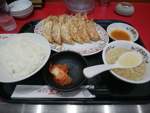 ランチの餃子定食、餃子2人前で税込み750円弱。_餃子の王将 イオン千歳店