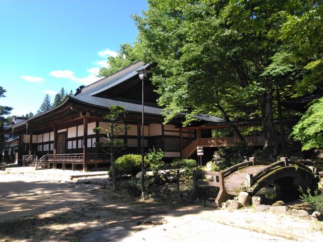 奥には大きな本堂、手前には池があります。_法華寺
