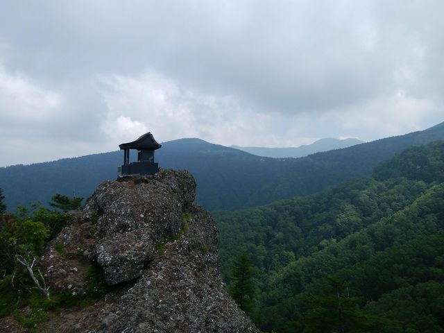 頂上?には祠があり、そこまで登れます_トキンの岩