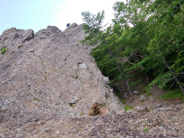 岩場の下から祠が見える_トキンの岩