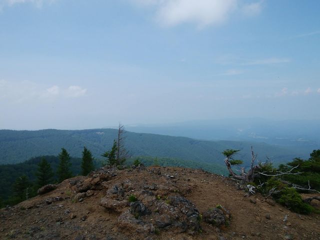 この日は霞んでいてよく見えませんでした_トキンの岩