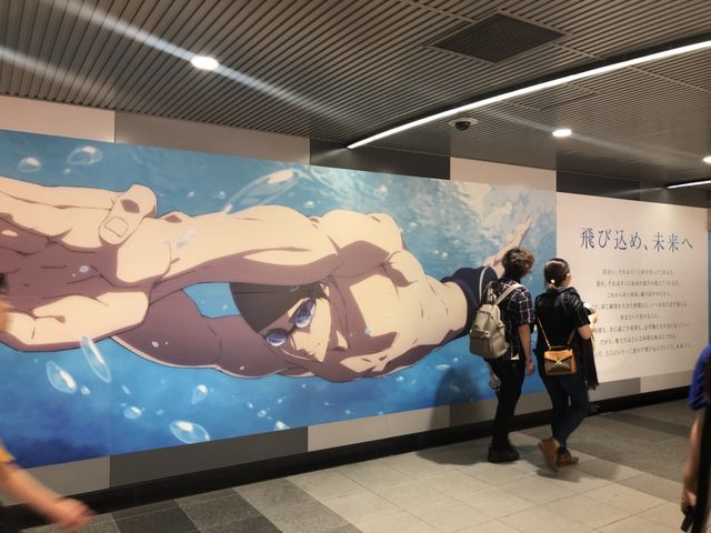 連絡通路いっぱいにパネルが展示されています。_東京メトロ 渋谷駅