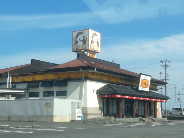 隣のお寿司屋さんと共用の駐車場です。_やきにく もりもり もー助 池田店