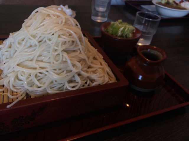 もりそばにプラス100円でこのもり加減。650円でした。_銭函更科