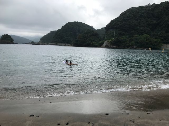 とても青い海、広々としてます。大学生と成人での海遊びにはちょうど良い_三田浜海水浴場