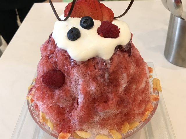 ベリー系のかき氷で甘酸っぱくて美味しい_シェ・シバタ 名古屋