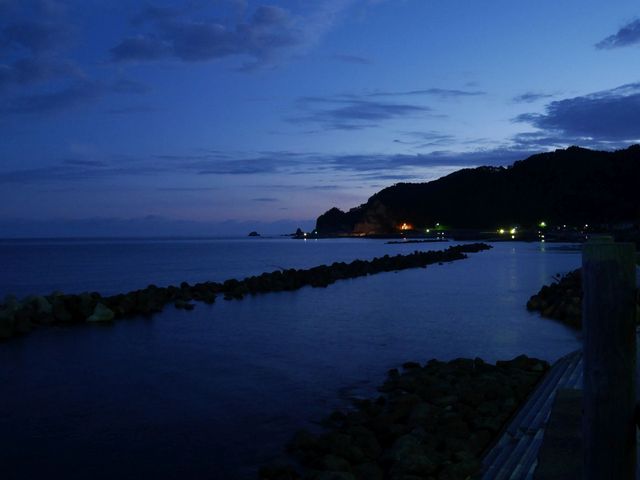 夜明け前の海_笹川流れ夕日会館