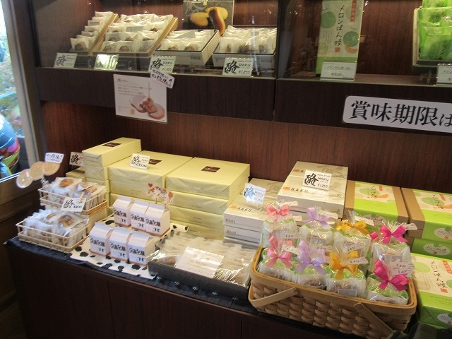 焼き菓子や和菓子もあります_La Provence