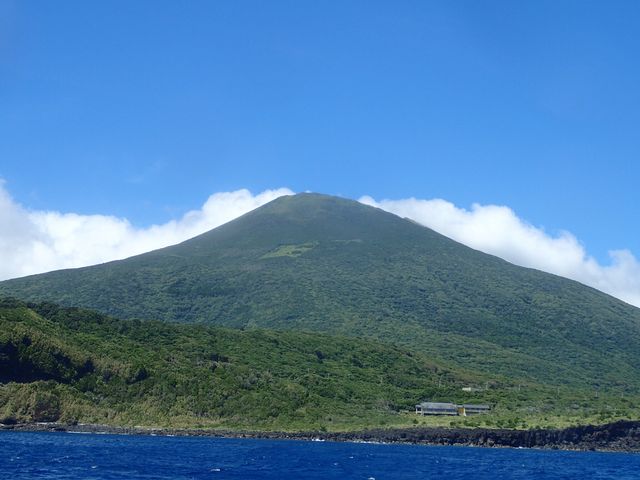 東側の海から見た八丈富士_八丈富士