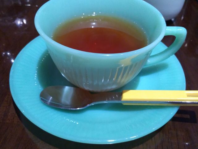 ファイヤーキングのカップとソーサーで提供された紅茶_ファイヤーキング カフェ