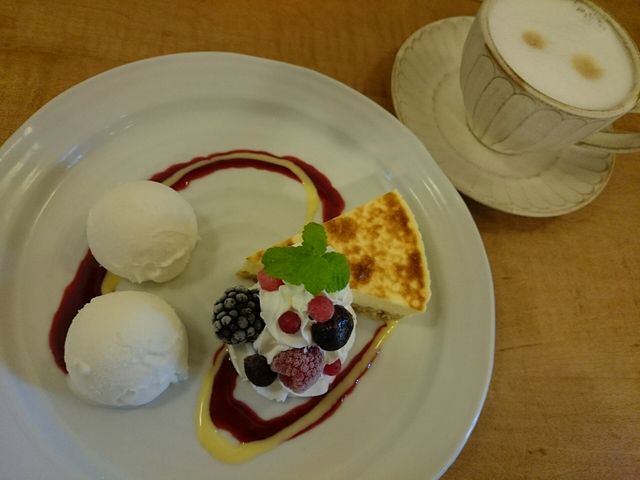 チーズケーキプレート
ドリンクセットで1350円
旅の思い出に。_チーズケーキ工房・カフェ「風花」