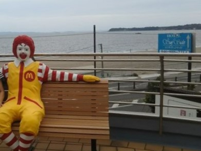 ドナルドのベンチ_マクドナルド三浦海岸店