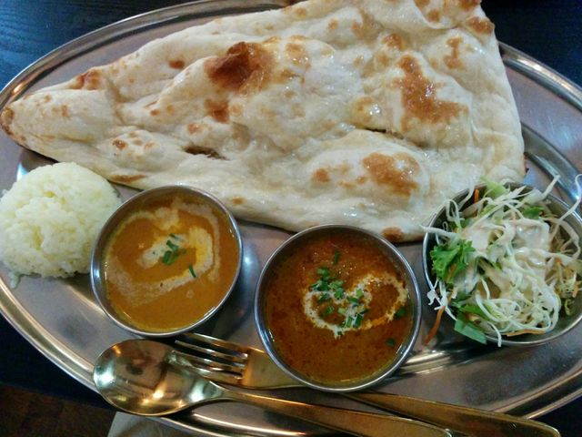 カレー二種類とナン、ご飯。ランチには選べる飲み物もついてきます。_マハラジャ