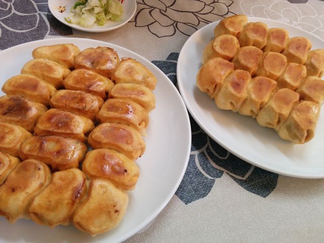 熱々で焼き上がって来ます。火傷注意。_ホワイト餃子岐阜店
