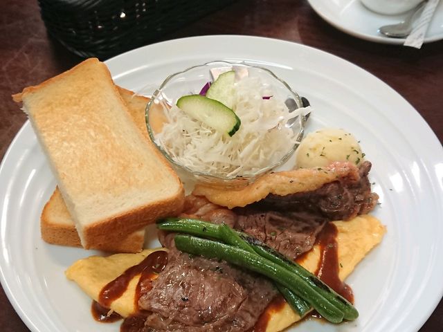 Bモーニング800円です。Aモーニングは600円。朝8時から11時に提供。金曜日が定休日のようです。_サンヨーコーヒーカフェプラザ