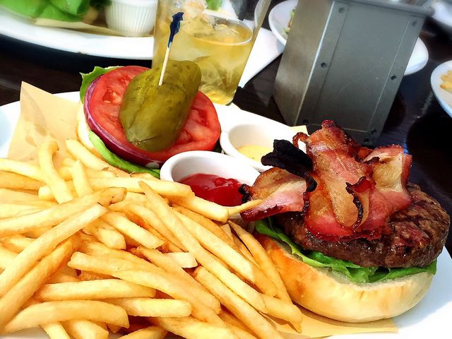 ボリュームたっぷりハンバーガーランチ_T.Y.HARBOR BREWERY