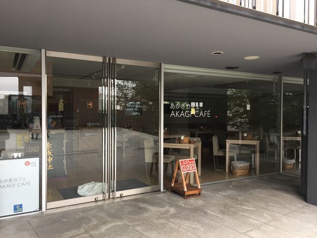 大きなガラス張り、自然光がたっぷり入ります_あかぎカフェ
