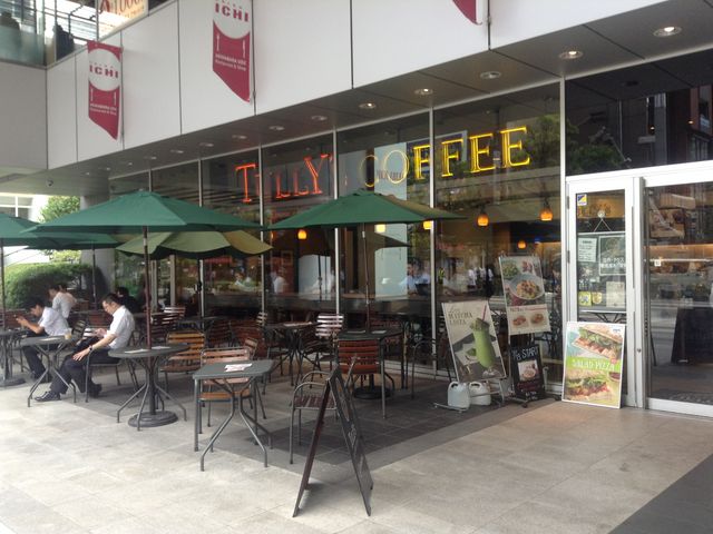 上に屋根あり雨でも濡れない店頭オープンカフェ_タリーズコーヒー 秋葉原UDX店