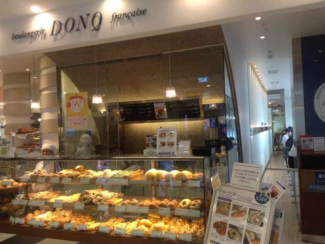 パンが並ぶ店頭_DONQ 秋葉原アトレ店