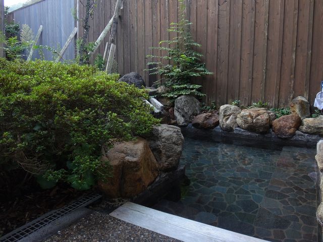 露天風呂は小ぶりです。_胡蝶