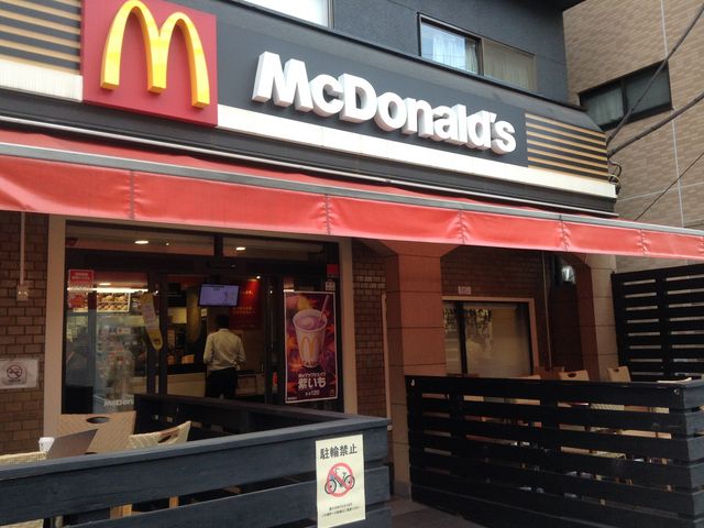 店頭にコテージ席がある_マクドナルド初台店