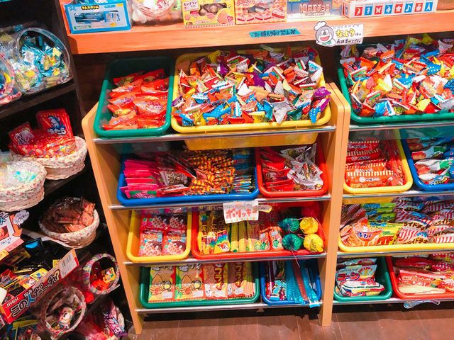 食べ放題の駄菓子は、右側の棚に20種類くらいあります。数多いのテンション上がる!_放課後駄菓子バー A-55 京都四条河原町店